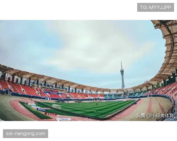 【2026年4月中超联赛·赛中·花絮特写:大雨中河南队球迷高唱队歌,激励球队完成逆转